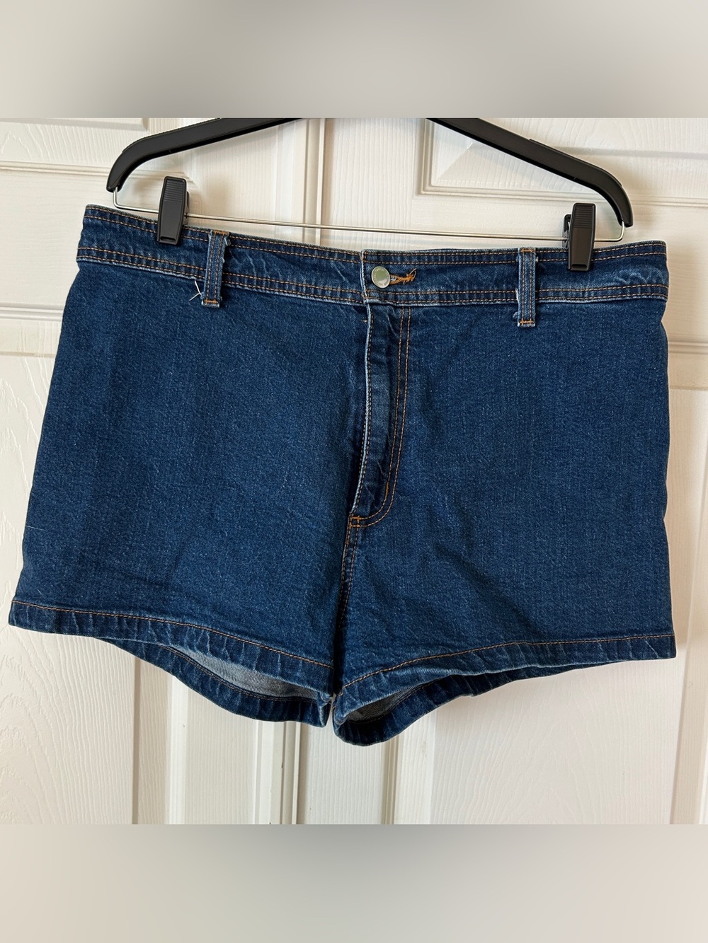Dark Denim Short Shorts! Universal Threads ~ Size 1R4 ~ inseam 2” Waist 36” WNOT